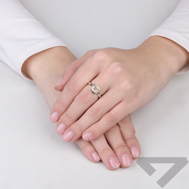 Pierścionek metaloplastyka z brassem i naturalnym kwarcem różowym