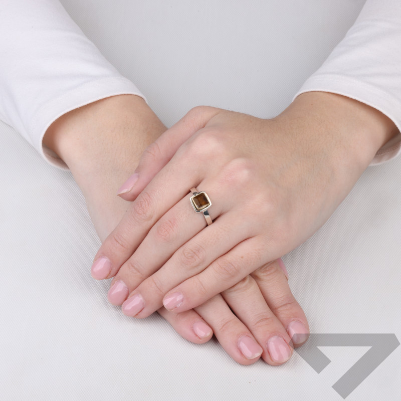 Pierścionek metaloplastyka z brassem i naturalnym tygrysim okiem