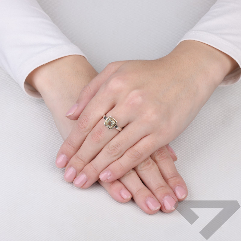 Pierścionek metaloplastyka z brassem i naturalnym ametystem zielonym