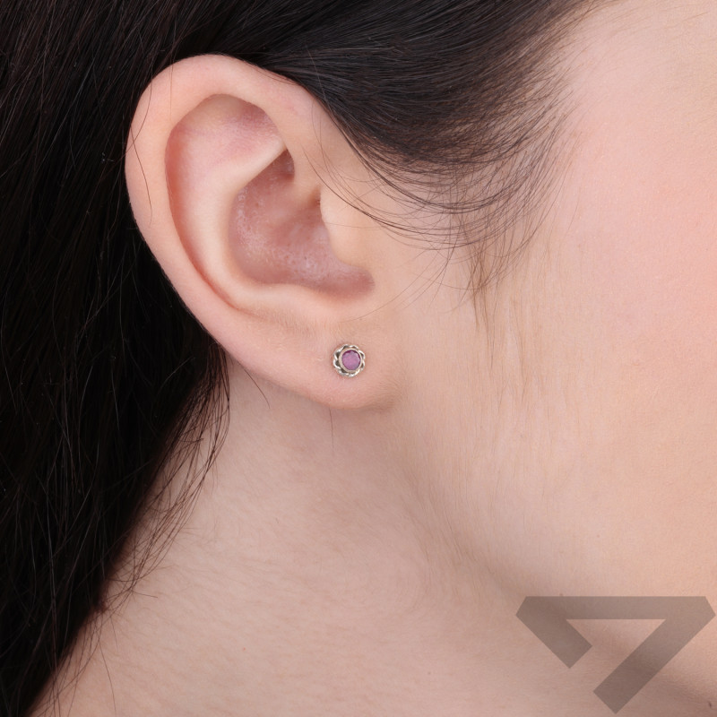 Kolczyki kwiatki z rubinem oprawa gładka w kształcie kwiatka srebro 925