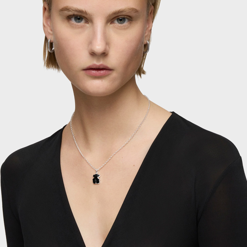 Mały wisiorek ze srebra z charmsem w kształcie misia z onyksu TOUS Icon Color