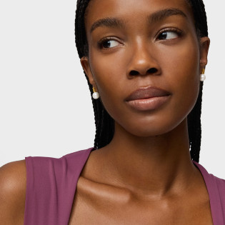 Kolczyki TOUS ze srebra pokrytego 18-karatowym złotem, z misiem i hodowlaną perłą słodkowodną Sweet Dolls