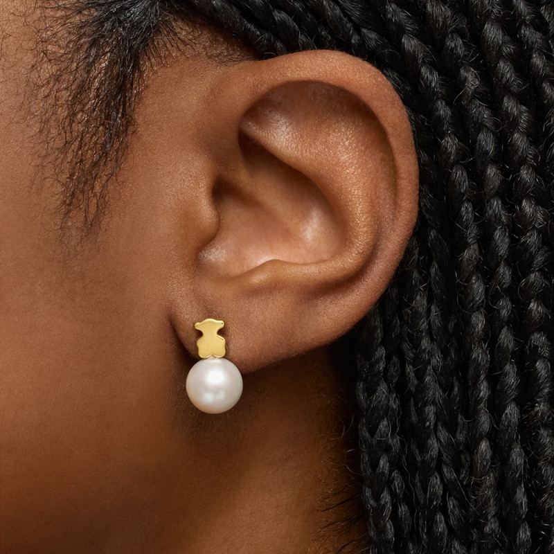 Kolczyki TOUS ze srebra pokrytego 18-karatowym złotem, z misiem i hodowlaną perłą słodkowodną Sweet Dolls