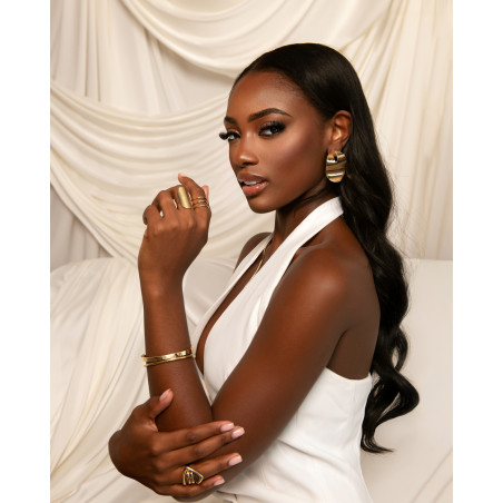 Pierścionek złoty gładka blaszka zaprezentowany przez Miss Curaçao Quishantely Leito