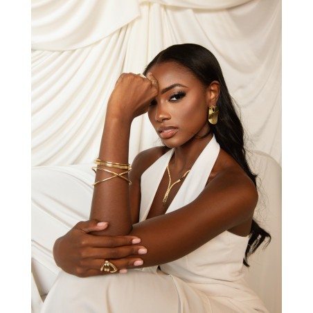 Bransoleta złota 585 bangla owalna zaprezentowana przez Miss Curaçao Quishantely Leito