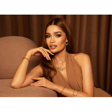 Bransoleta pozłacana bangla w kształcie X zaprezentowana przez Miss Germany Anna Valencia Lakrini