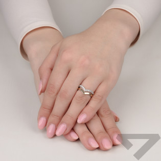 Pierścionek srebrny szpic zaprezentowany przez Miss Australia Krysta Summa Heath