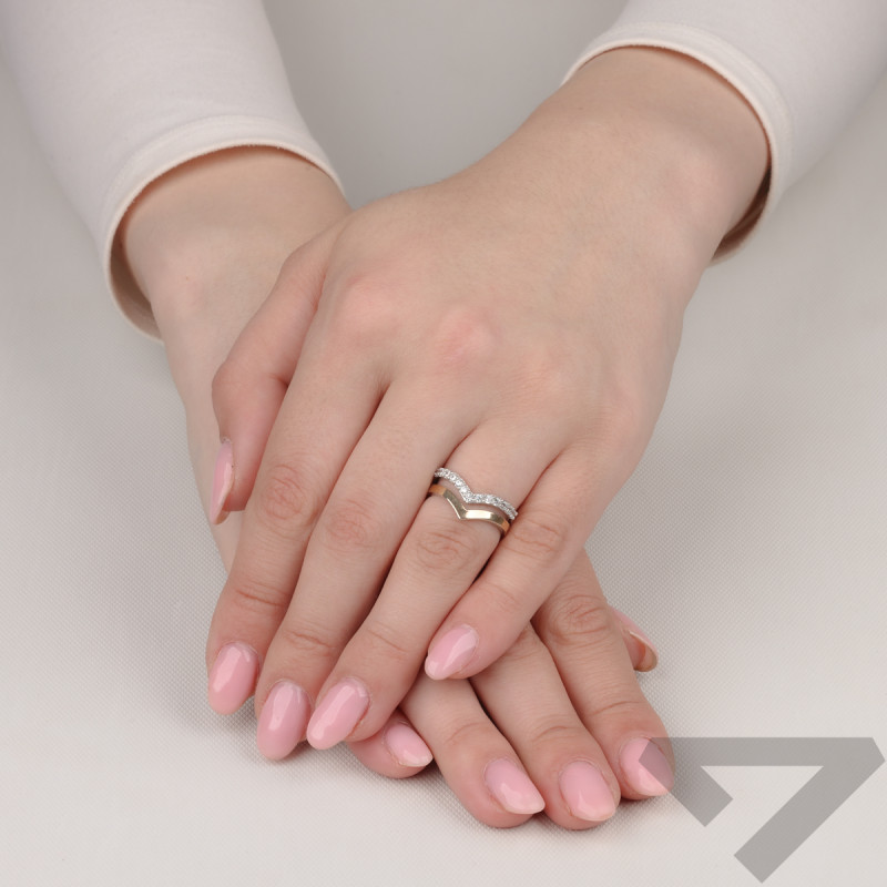 Pierścionek srebrny szpic zaprezentowany przez Miss Australia Krysta Summa Heath