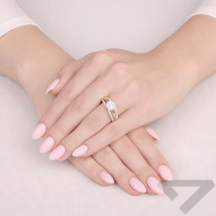 Pierścionek złoty z diamentami motyw Bridel