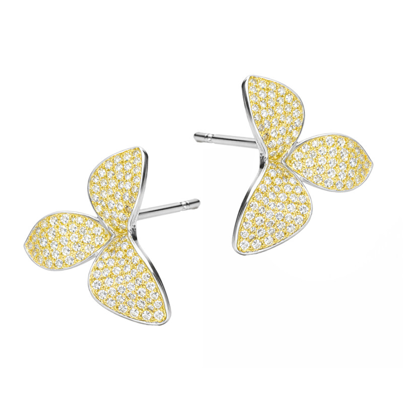 Kolczyki srebrne kwiat bicolor z płatkami wysadzanymi cyrkoniami zaprezentowany na Miss Iceland Lilja Pétursdóttir