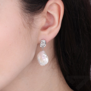 Kolczyki wiszące z naturalną perłą barokową i srebrnym zapięciem próby 925