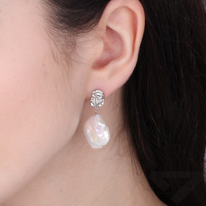 Kolczyki wiszące z naturalną perłą barokową i srebrnym zapięciem próby 925