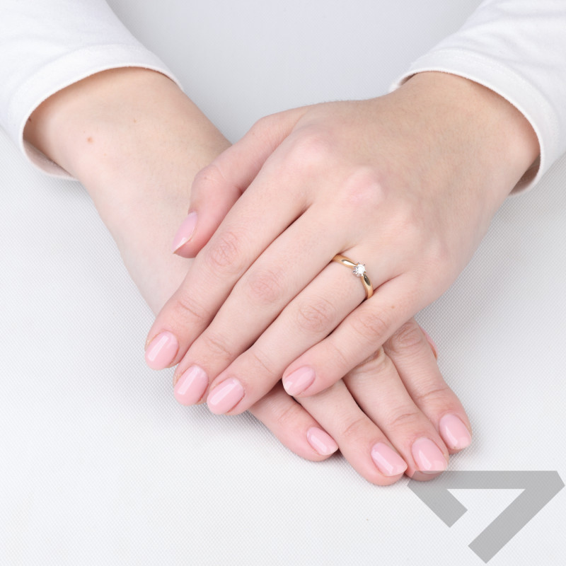 Pierścionek zaręczynowy Amor ze złota 585 z diamentami 0,116 ct