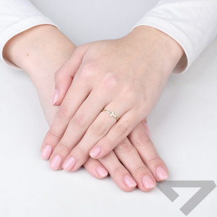 Pierścionek z krzyżem bokiem i cyrkonią ze złota 585