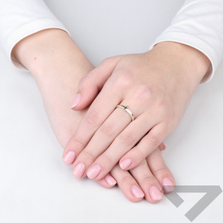 Pierścionek złoty próba 375 z krzyżem i cyrkoniami