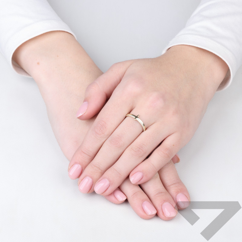 Pierścionek złoty próba 375 z krzyżem i cyrkoniami