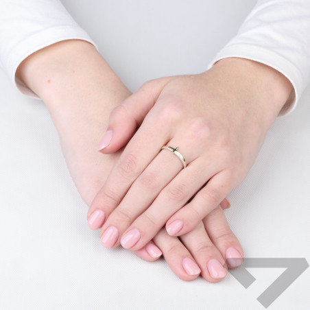 Pierścionek złoty próba 375 z krzyżem i cyrkoniami