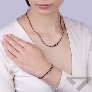 Bransoletka sznurkowa z fasetowanymi granatami i elementami ze srebra 925 koloru złotego