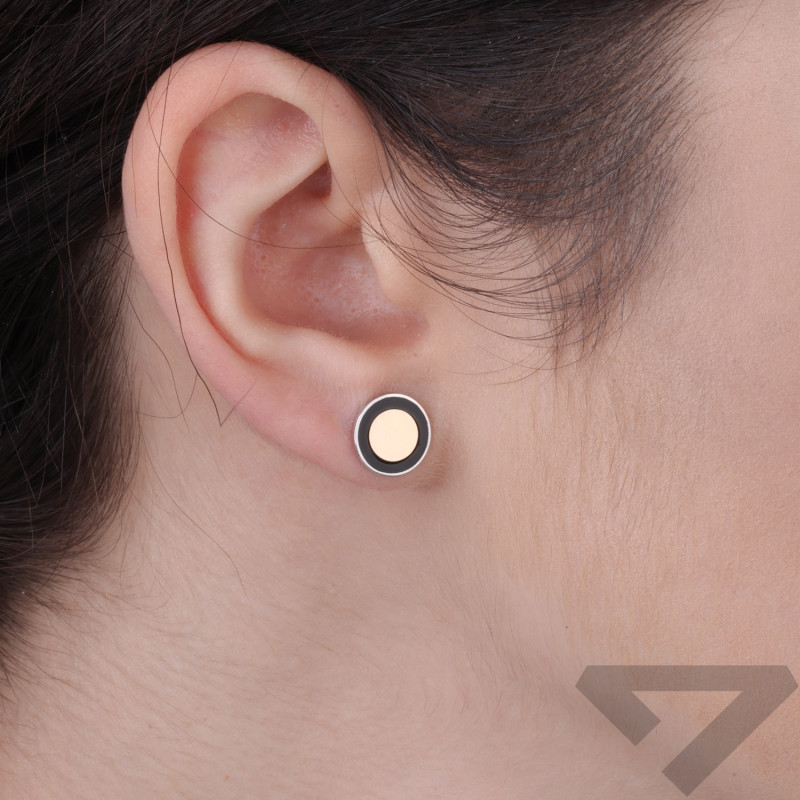 Kolczyki kółka z blaszką ze złota 375 i czarną emalią, całość ze srebra 925