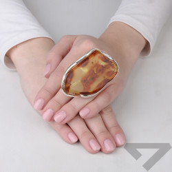 Pierścień z bursztynem miodowym, srebrna oprawa próby 925