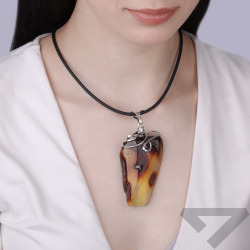 Wisior z unikatowym bursztynem z mchem, srebrna oprawa próby 925