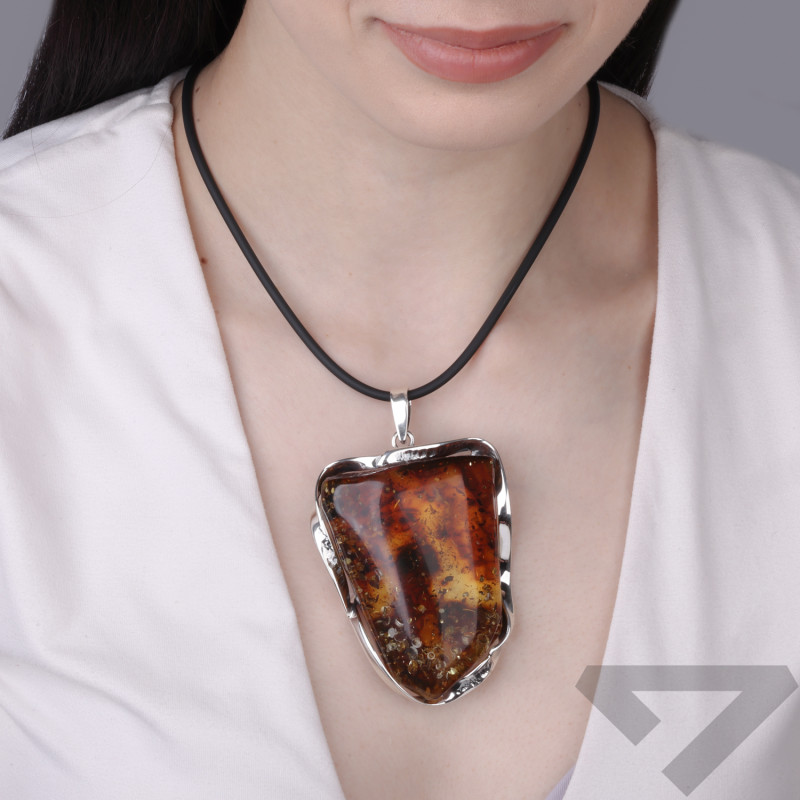 Wisior z unikatowym bursztynem z inkluzjami, oprawa ze srebra 925