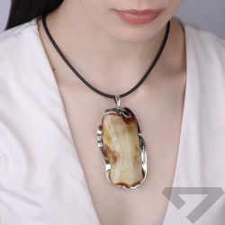 Unikatowy wisior z bursztynem mlecznym, oprawa ze srebra 925