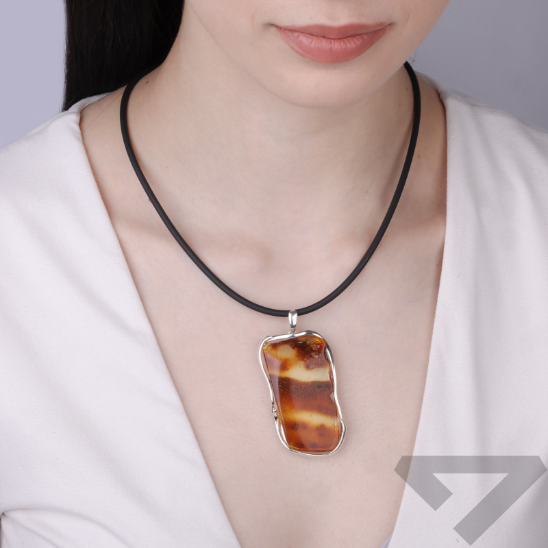 Wisior z bursztynem miodowym z mchem, srebrna oprawa próby 925