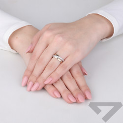 Pierścionek srebrny skos z cyrkoniami i złotą blaszką 375