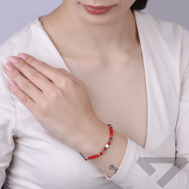 Bransoletka sznurkowa czarna z czerwnonymi koralikami i srebrnymi sercami próby 925