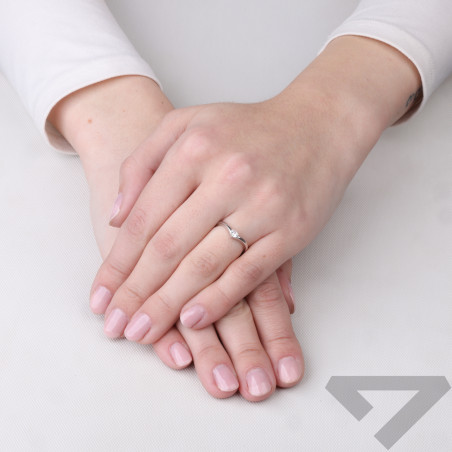 Pierścionek szpic z pojedynczą cyrkonią ze srebra 925