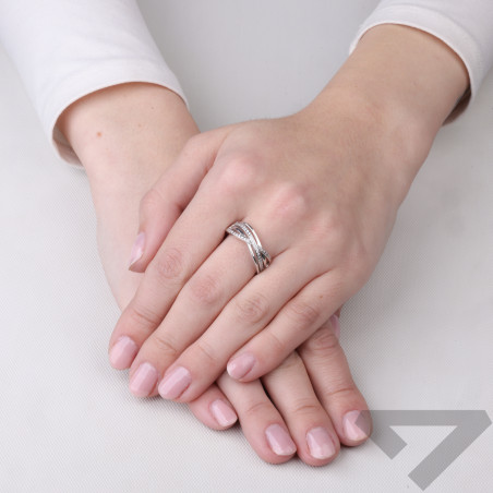 Pierścionek przeplatany x z cyrkoniami, srebro 925