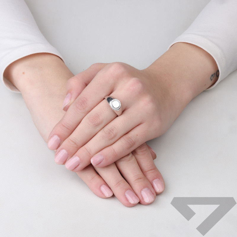 Pierścionek w formie sygnetu z kółkiem i cyrkoniami, srebro 925