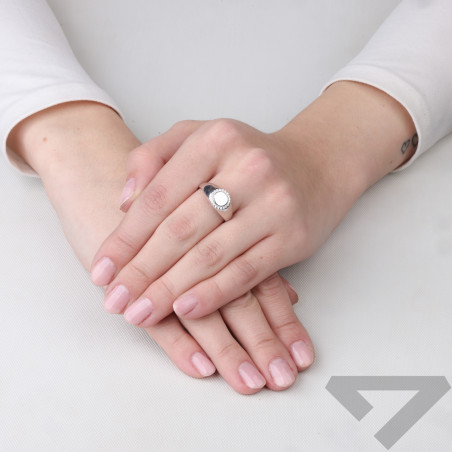 Pierścionek w formie sygnetu z kółkiem i cyrkoniami, srebro 925