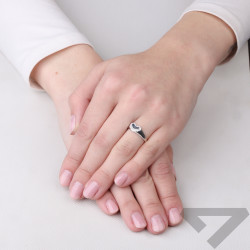 Pierścionek z formie sygnetu z sercem i cyrkoniami, srebro 925