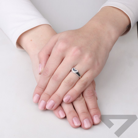 Pierścionek z formie sygnetu z sercem i cyrkoniami, srebro 925