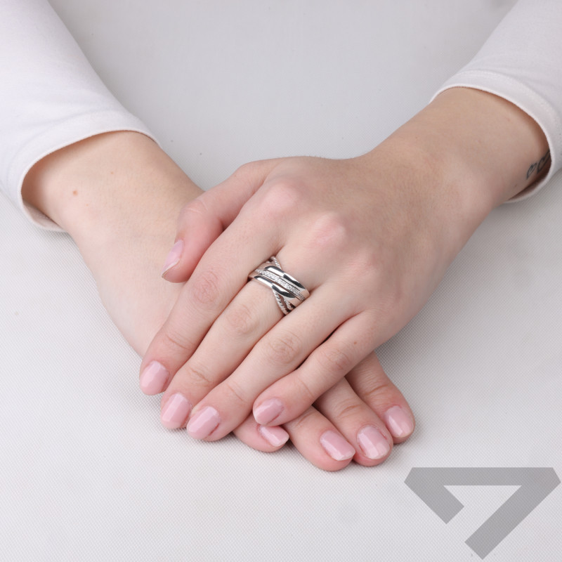 Pierścionek przeplatany z cyrkoniami, srebro 925