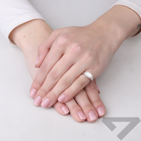 Pierścionek srebrny owalny sygnet z cyrkoniami, próba 925