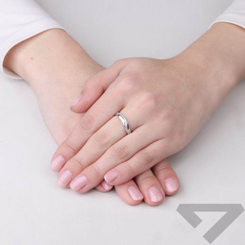 Pierścionek z falą z cyrkonii, srebro 925