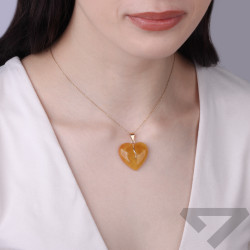 Wisiorek z serduszkiem z bursztynu, koluszko ze złota 585