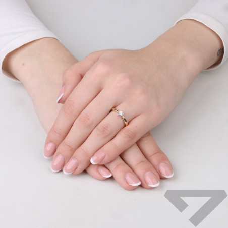 Pierścionek zaręczynowy Royal z brylantem 0,10 ct, złoto 585