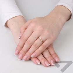 Pierścionek SOLITER podrójna szyna, diament 0,10 ct, złoto 585