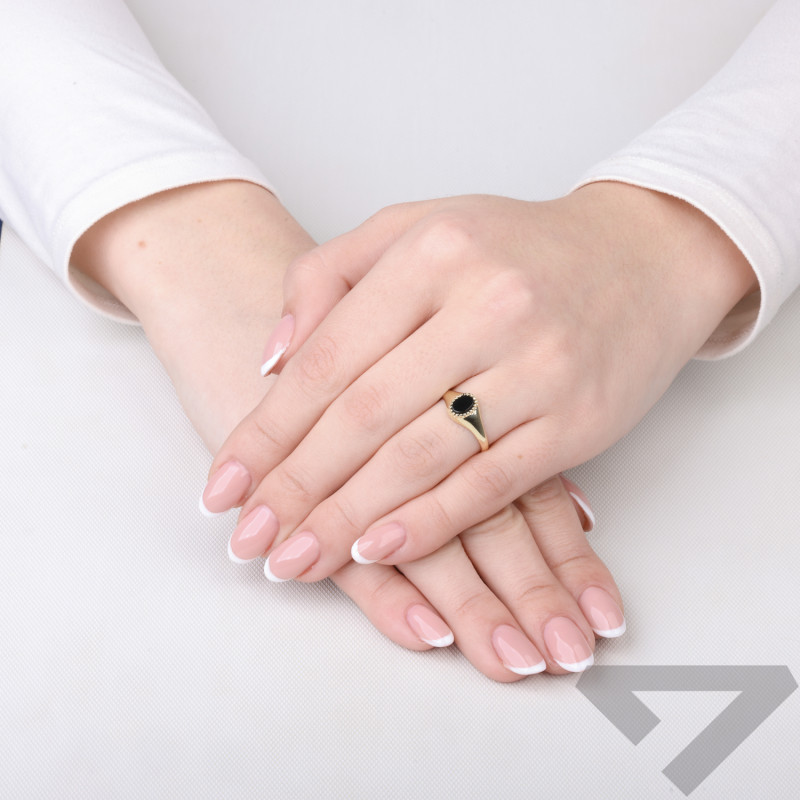 Pierścionek złoty z onyksem jubilerskim, próba 375