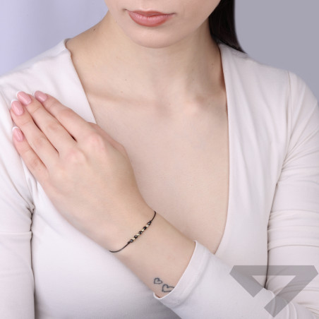 Bransoletka czarna sznurkowa z czarnymi kulkami faset i kulkami ze złota 375