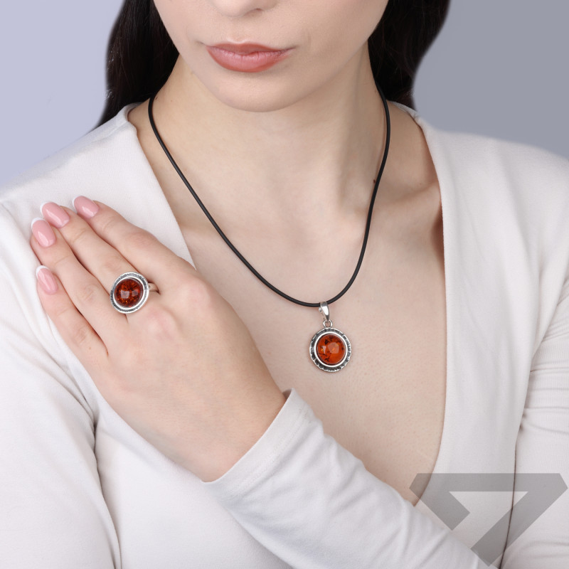 Pierścionek srebrny 925 z bursztynem koniakowym