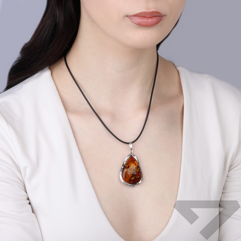 Wisior z bursztynem kropla w oprawie ze srebra 925