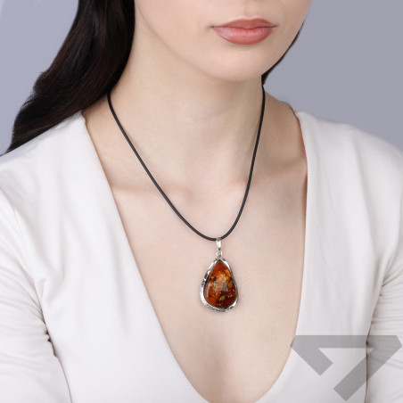 Wisior z bursztynem kropla w oprawie ze srebra 925