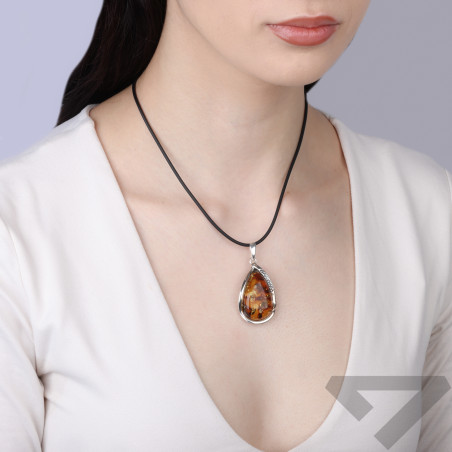 Wisior z bursztynem kropla w oprawie ze srebra 925