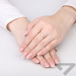 Pierścionek złoty RINGS fishbone z białymi cyrkoniami, próba 585