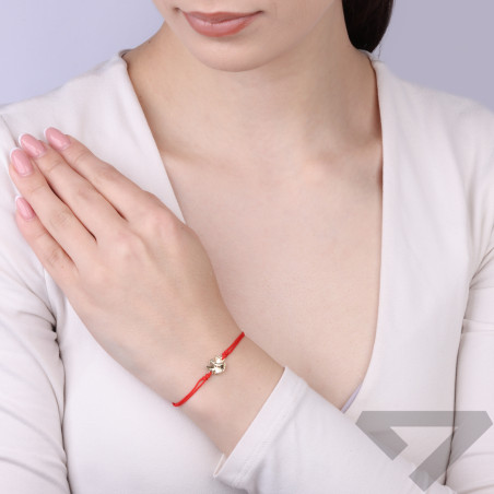 Bransoletka sznurkowa koloru czerwonego ze złotym aniołkiem próby 585